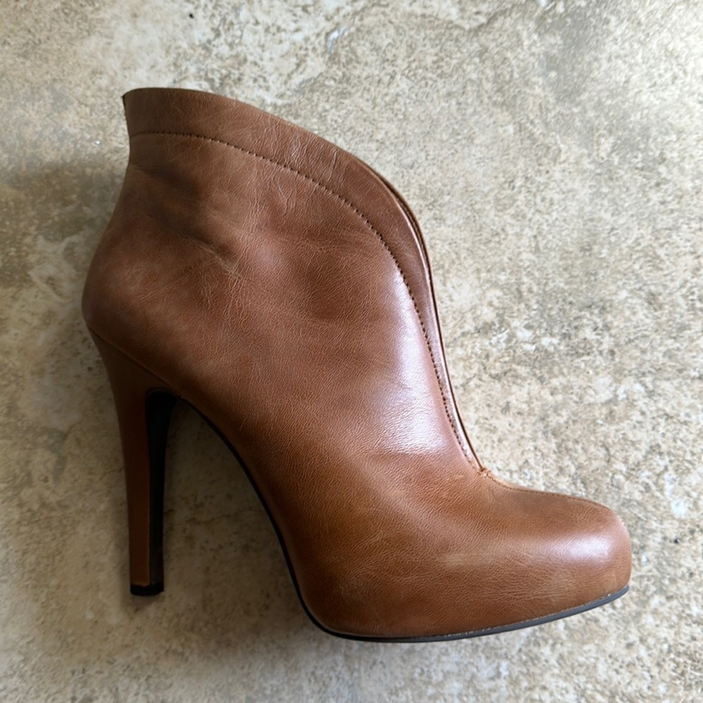 Jessica Simpson women’s ankle boots size 7.5m, camel color.